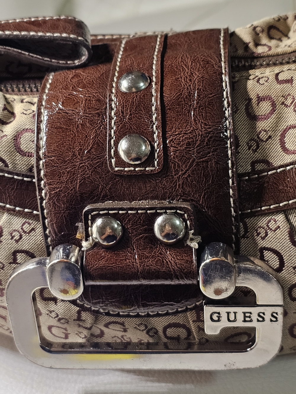 Vintage Guess Beige Canvas Shoulder Bag with Brown Leather Trim (Used) - Picture 4 of 10